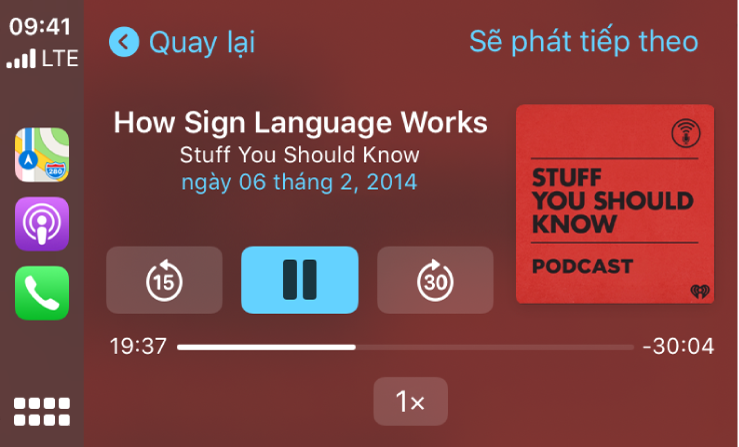 Bảng điều khiển CarPlay đang hiển thị podcast đang phát có tên How Sign Language Works của Stuff You Should Know.