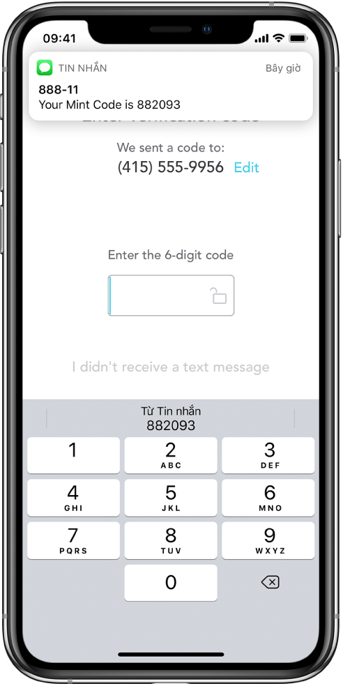 Màn hình iPhone của một ứng dụng yêu cầu mã gồm 6 chữ số. Màn hình ứng dụng bao gồm một tin nhắn rằng mã đã được gửi đi. Một thông báo từ ứng dụng Tin nhắn xuất hiện ở đầu màn hình với tin nhắn “Mã Mint của bạn là 882093”. Bàn phím xuất hiện ở cuối màn hình. Đầu bàn phím hiển thị các ký tự “882093”.