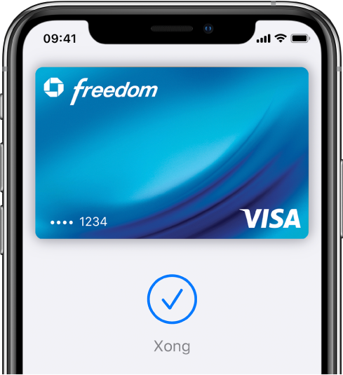 Thẻ tín dụng trên màn hình Wallet. Bên dưới thẻ là dấu chọn và từ “Xong”.