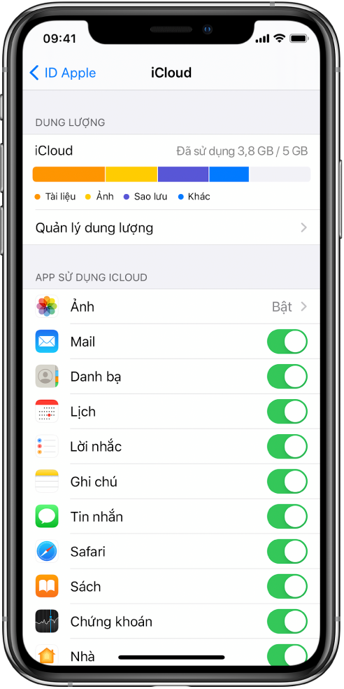 Màn hình cài đặt iCloud đang hiển thị công cụ đo dung lượng iCloud và một danh sách các ứng dụng và tính năng, bao gồm Mail, Danh bạ và Tin nhắn, có thể sử dụng được với iCloud.