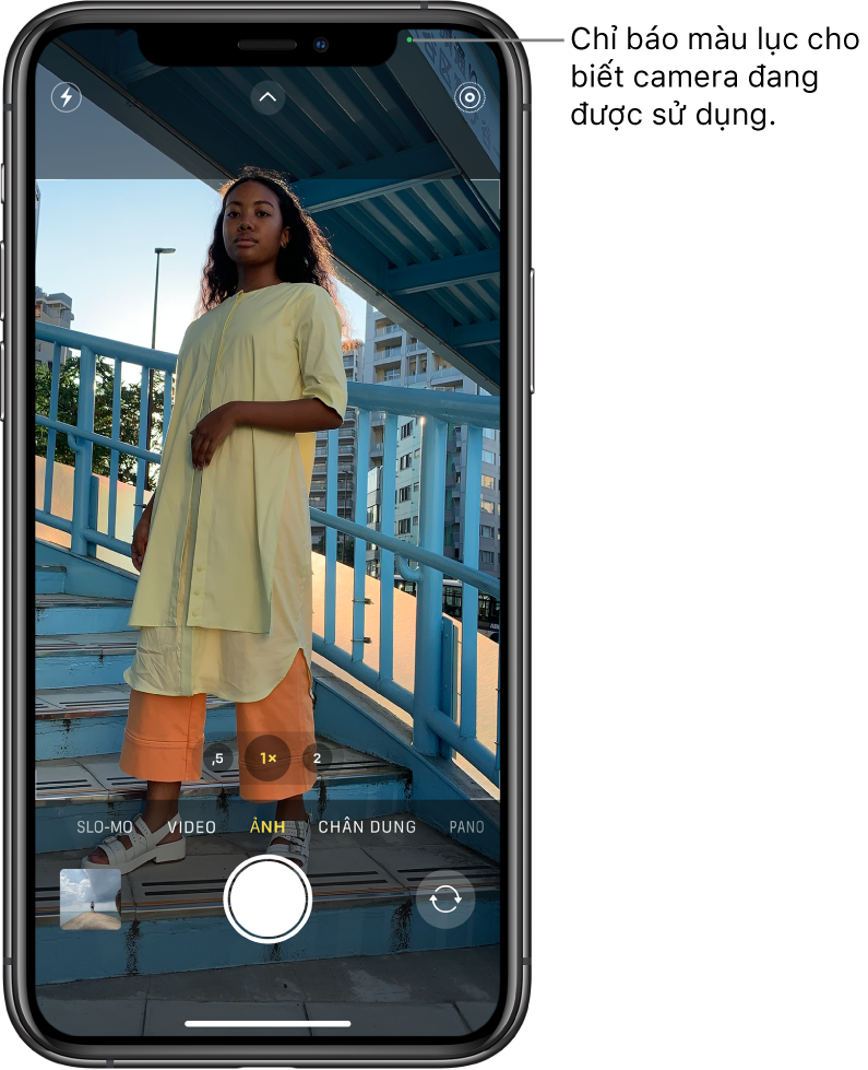 Màn hình Camera ở chế độ Ảnh. Một chỉ báo màu lục ở trên cùng bên phải cho biết rằng camera đang được sử dụng.