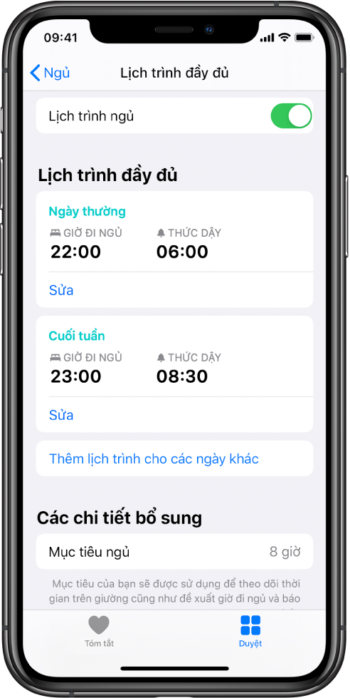 Màn hình Lịch trình đầy đủ cho Ngủ trong ứng dụng Sức khỏe. Ở đầu màn hình, Lịch trình ngủ được bật. Phần giữa màn hình hiển thị một lịch trình ngủ cho ngày trong tuần và một lịch trình ngủ cho cuối tuần. Bên dưới đó là một nút để thêm lịch trình cho các ngày khác. Ở cuối màn hình, phần Các chi tiết bổ sung hiển thị một mục tiêu ngủ bằng 8 tiếng.