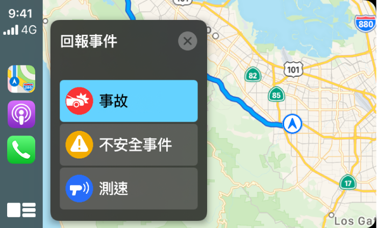 CarPlay 左側顯示「地圖」、Podcast 和「電話」的圖像，右側顯示目前區域的地圖，正在回報「交通事故」、「不安全事件」或「測速」。