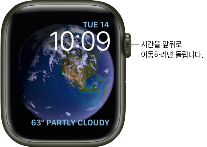 천체 시계 페이스에는 요일, 날짜 및 현재 시간이 표시됨. 날씨 컴플리케이션이 오른쪽 하단에 있음. Digital Crown을 돌려 과거나 미래로 이동할 수 있음.