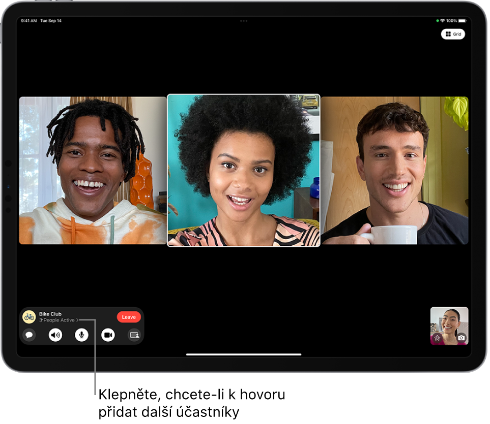 Skupinový hovor FaceTime se čtyřmi účastníky včetně iniciátora. Každý účastník se zobrazuje na samostatné dlaždici.