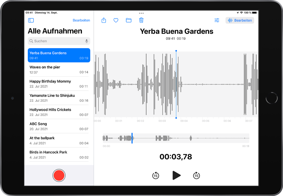 Der Bildschirm der App „Sprachmemos“ befindet sich links mit der Liste der Aufnahmen und der ausgewählten Aufnahme oben. Auf der rechten Seite hat die Aufnahme eine Abspielposition, zu der du die Wellenform bewegen kannst, um du zu einer bestimmten Stelle in deiner zu navigieren, und eine Timeline befindet sich unter der Wellenform. Darüber sind die Tasten „Teilen“, „Favoriten“, „Bewegen“, „Löschen“, „Wiedergabeeinstellungen“ und „Bearbeiten“. Unter der Timeline sind Tasten zum Zurückspringen um 15 Sekunden, zum Wiedergeben der Aufnahme und zum Vorspringen um 15 Sekunden.