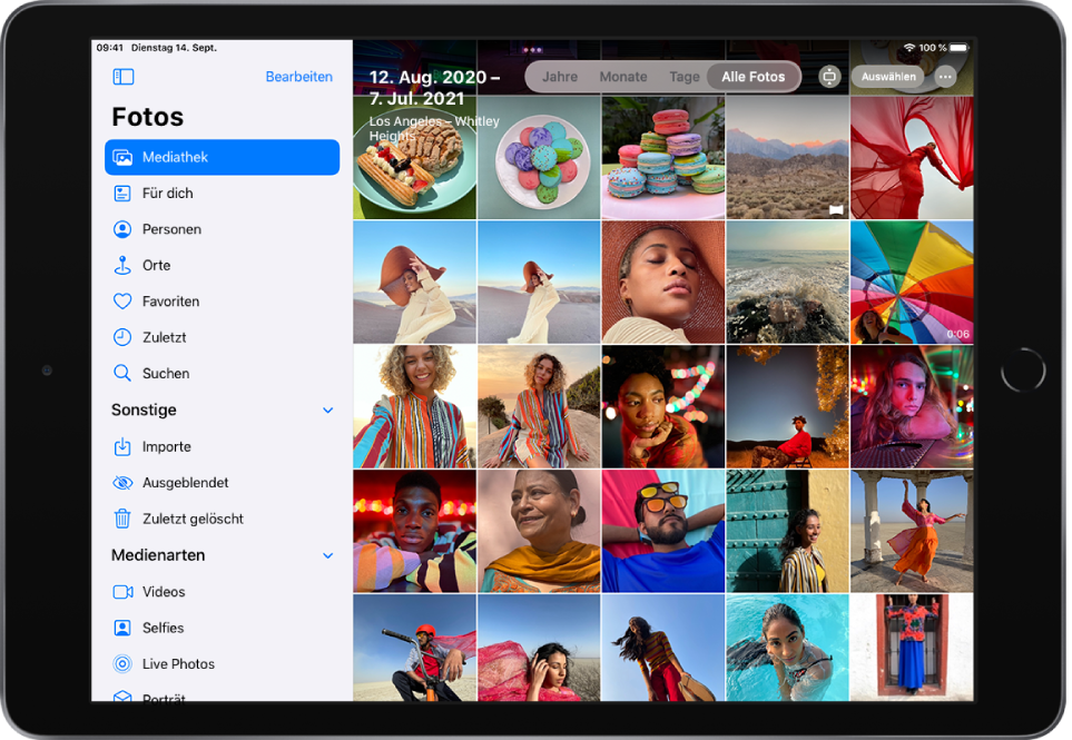 Auf der linken Seite eines Bildschirms in der App „Fotos“ befindet sich eine Seitenleiste, in der du „Mediathek“, „Für dich“, „Personen“, „Orte“ und weitere Kategorien auswählen kannst. Die Option „Mediathek“ ist hervorgehoben. Der Rest des Bildschirms zeigt die Fotomediathek in der Ansicht „Alle Fotos“. Über der Fotomediathek werden Aufnahmedatum und Aufnahmeort der Fotos angezeigt. Oben in der Mitte sind Optionen zum Anzeigen der Fotos: „Jahre“, „Monate“, „Tage“ und „Alle Fotos“. Die Option „Alle Fotos“ ist ausgewählt. Oben rechts auf dem Bildschirm sind die Tasten „Verhältnis“ und „Auswählen“ sowie die Taste „Mehr“ zu sehen.