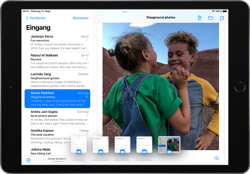 Das Fenster der App „Mail“ mit der Seitenleiste links und fünf Miniaturen unten, die am Bildschirm entlang angezeigt werden. Die Miniatur ganz rechts ist ausgewählt und die zugehörige E-Mail ist geöffnet.