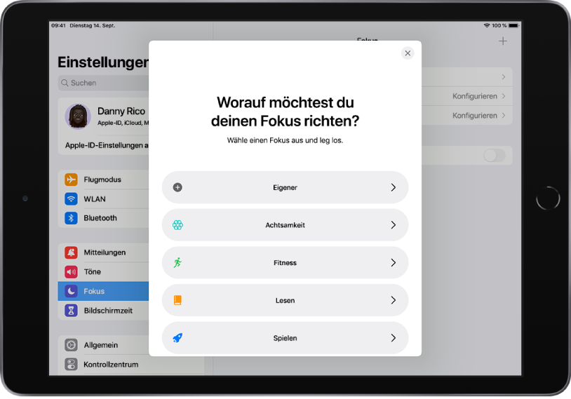 Der Bildschirm „Einstellungen“ mit dem Menü „Fokus“. Die Fokus-Optionen werden von oben nach unten angezeigt: „Eigener“, „Fitness“, „Spielen“, „Achtsamkeit“ und „Lesen“.
