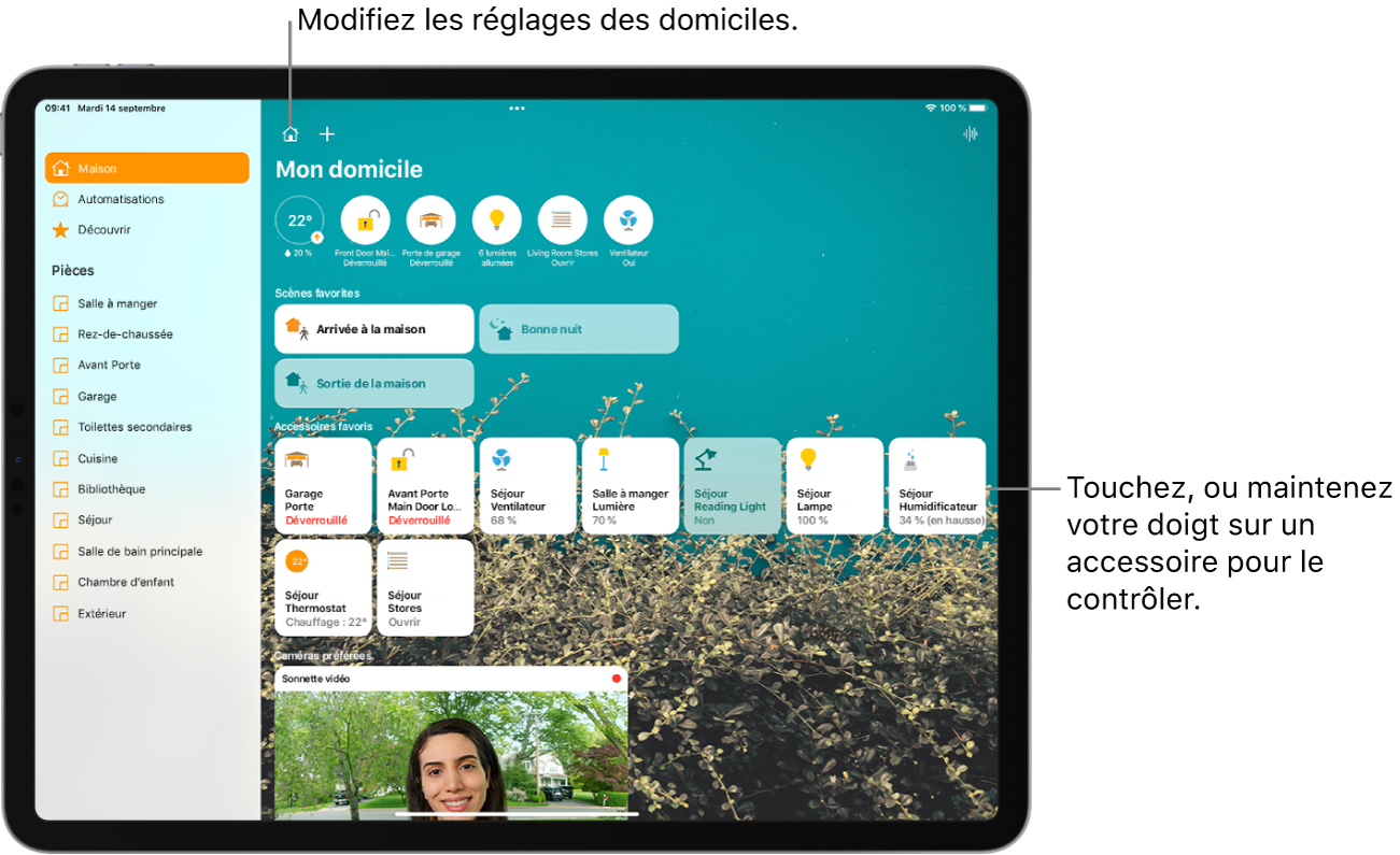 L’app Maison avec la barre latérale sur la gauche affichant les onglets Maison, Automatisation et Découvrir en haut à gauche. Les pièces de la maison figurent en dessous. En haut à droite de la barre latérale se trouvent les boutons « Réglages de Maison » et Ajouter. Le bouton Interphone se trouve en haut à droite. Six boutons d’état sont affichés près du haut de l’écran, pour le thermostat, la serrure, la porte de garage, les lumières, les stores et le ventilateur. En dessous, des scènes et des accessoires ont été marqués comme favoris. Une image prise avec une sonnette vidéo se trouve en bas.