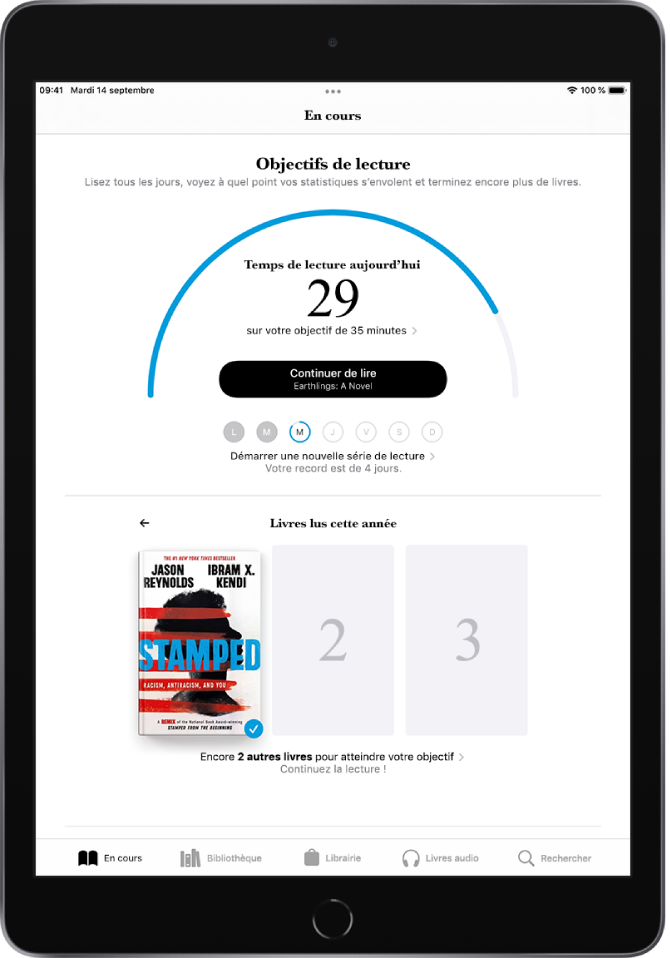 La section « Objectifs de lecture » dans « En cours ». Le compteur de lecture indique que 10 minutes ont été réalisées sur un objectif de 20 minutes. En dessous du compteur se trouvent un bouton « Continuer à lire » et des cercles qui montrent les jours de la semaine, de dimanche à samedi. Les cercles pour dimanche et lundi sont bleus, ce qui indique que l’objectif de lecture a été atteint. Le contour du cercle pour mardi n’est qu’à la moitié rempli, ce qui indique la progression pour ce jour. Les cercles de mercredi à samedi sont gris. Au milieu de l’écran, on peut voir « Livres lus cette année ». Trois carrés indiquent un objectif de lecture de trois livres. La couverture d’un livre remplit un carré, ce qui indique un livre lu dans l’année.