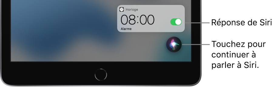 Siri sur l’écran d’accueil. Une notification de l’app Horloge indique qu’un réveil est activé pour 8 h. Un bouton en bas à droite de l’écran permet de continuer à parler à Siri.
