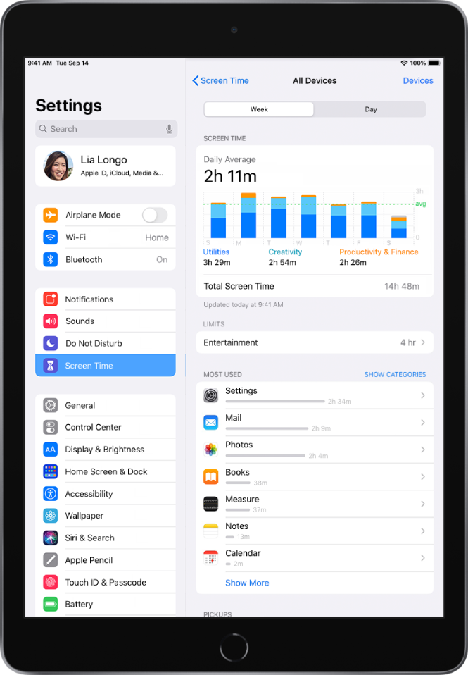 A Képernyőidő funkcióval készített heti jelentés, amelyen az appokkal töltött teljes idő látható kategória és app szerint.