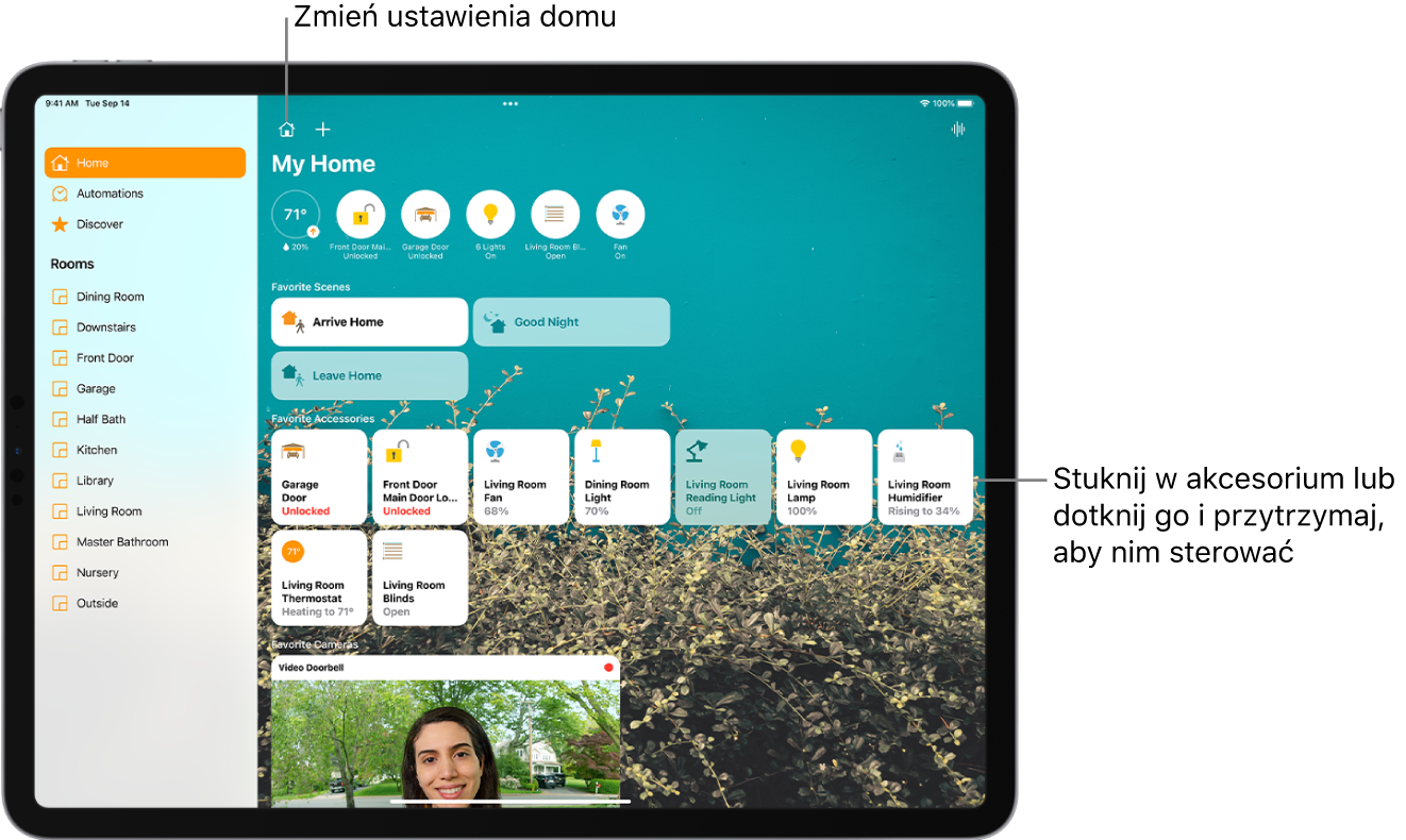 Aplikacja Dom. Po lewej stronie widoczny jest pasek boczny z kartami Dom, Automatyzacja i Odkrywaj w górnej części. Poniżej widoczne są pokoje w domu. Po prawej stronie paska, u góry znajdują się przyciski Ustawienia domu oraz Dodaj. W prawym górnym rogu znajduje się przycisk Interkom. W górnej części ekranu wyświetlanych jest sześć przycisków statusów, dotyczących termostatu, zamka, drzwi garażu, świateł, żaluzji i wentylatora. Poniżej znajdują się sceny i akcesoria oznaczone jako ulubione. Na dole wyświetlany jest obraz z wideodomofonu.