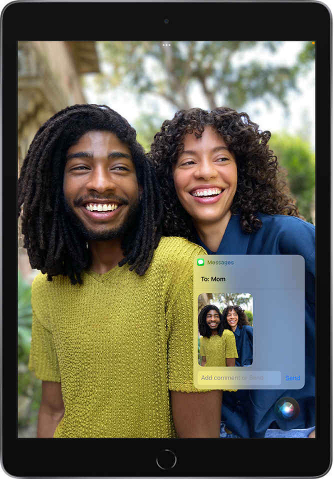 В приложении «Фото» открыта фотография, на которой запечатлено двое людей. Над фотографией — сообщение, адресованное маме; сообщение содержит это фото. В нижней части экрана — значок Siri.