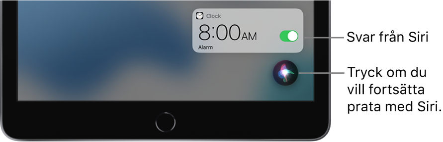 Siri på hemskärmen. En notis från appen Klocka som visar att ett alarm är aktiverat för kl. 08:00. Längst ned till höger på skärmen finns en knapp för att fortsätta prata med Siri.