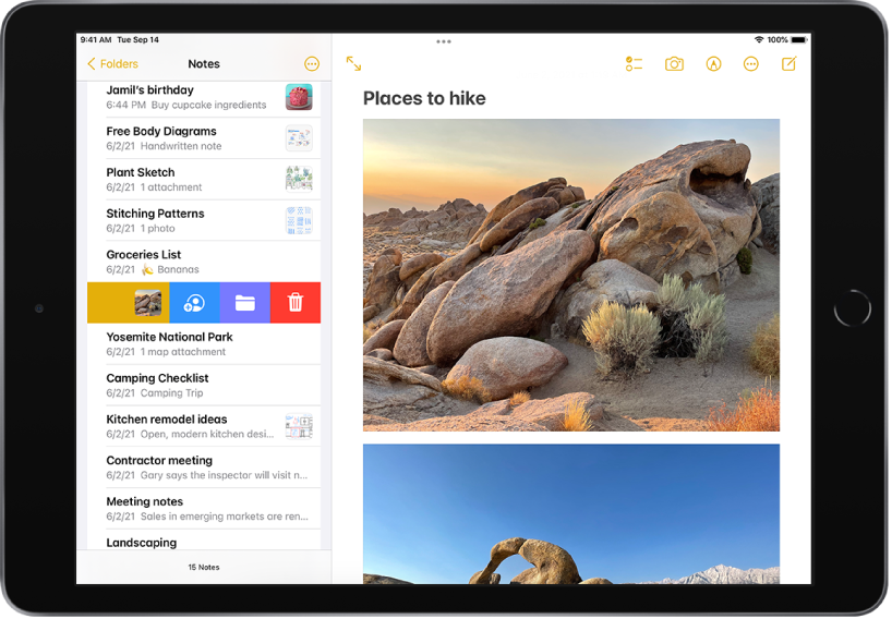 iPad 以橫向方向開啟「備忘錄」App。備忘錄列表顯示在左側,所選備忘錄在右側開啟。在備忘錄列表中,備忘錄已向左滑動,列表中顯示共享備忘錄、將備忘錄加入檔案夾和刪除備忘錄的選項。