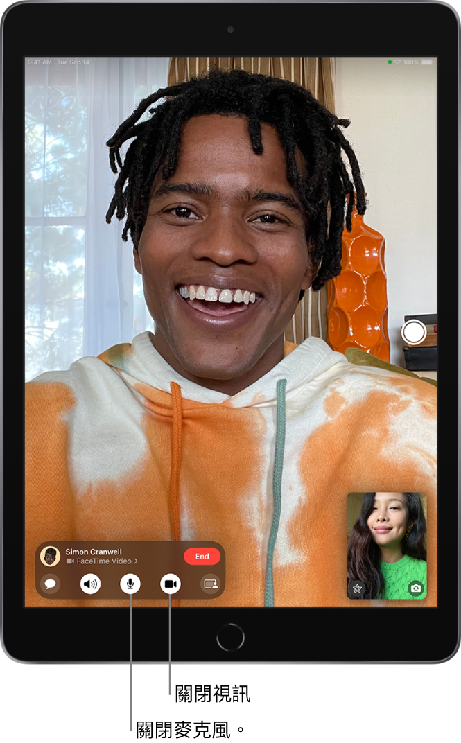 正在進行 FaceTime 通話。您的影像會顯示在右下角附近的小方格中,對方的影像則會填滿螢幕的其餘部分。小方格包括「效果」和「切換到後置相機」按鈕。「原況照片」按鈕位於螢幕右側。FaceTime 控制項目位於螢幕底部,包括「打開訊息」、「音訊」、「已關閉靜音」、「已開啟相機」和「分享內容」按鈕。控制項目最上方是與您通話的人員姓名或 Apple ID,以及「結束」按鈕。
