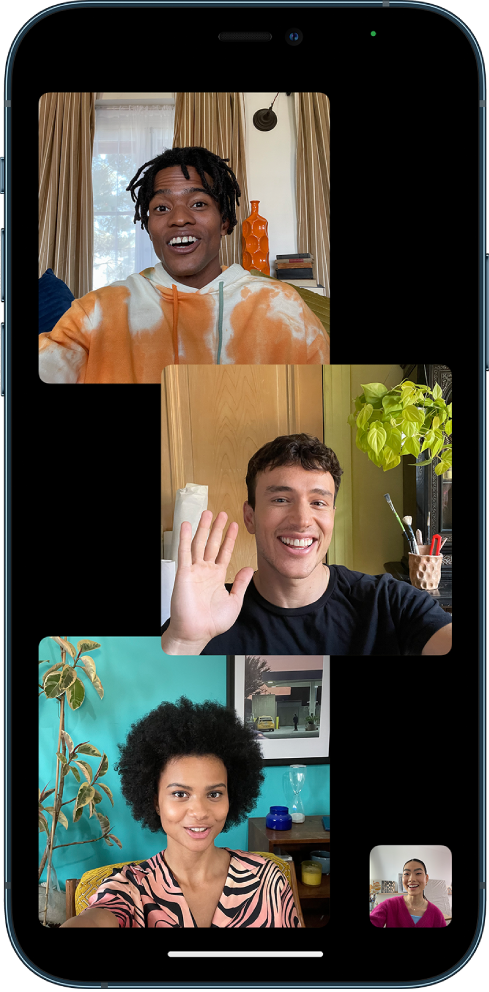 Un appel FaceTime en groupe avec quatre participants ; chaque participant apparaît dans une vignette distincte.