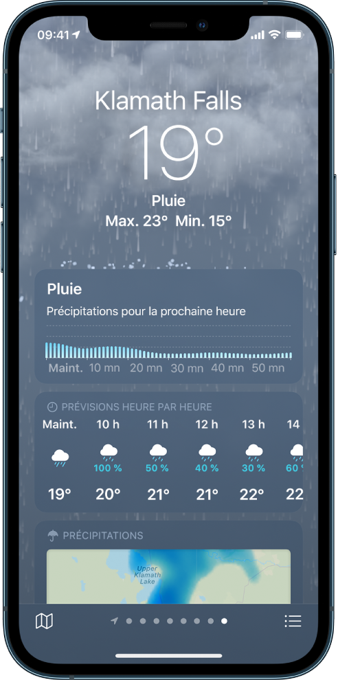 L’écran Météo affichant la position en haut, ainsi que la température et les conditions météo actuelles, à savoir la pluie. En dessous se trouve un graphique affichant le niveau de précipitations pour la prochaine heure, avec des périodes de 10 minutes. Les prévisions horaires et un plan des précipitations figurent en dessous. Les boutons « Liste des lieux » et « Afficher le plan » se trouvent respectivement dans le coin inférieur droit et le coin inférieur gauche.