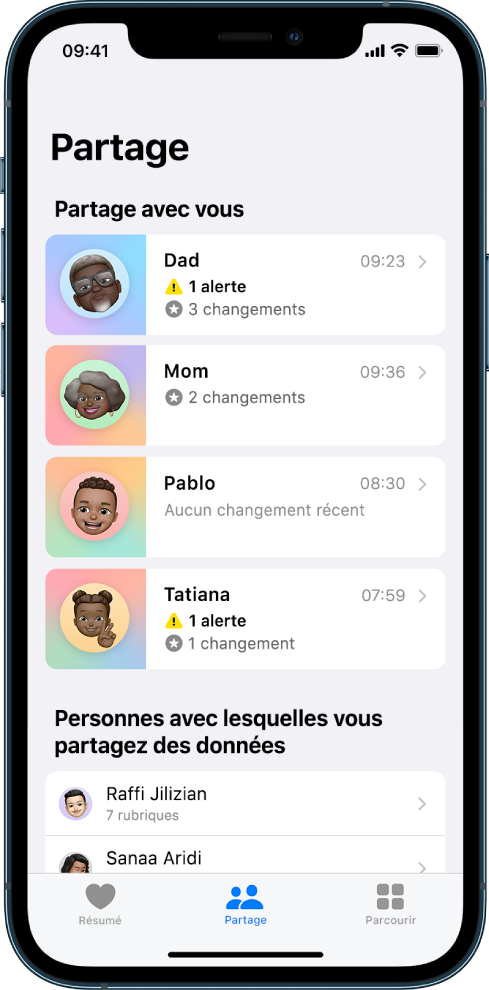 L’écran Partage de l’app Santé. Au milieu de l’écran, de haut en bas, se trouve une liste de contacts « Partage avec vous » comprenant des informations sur les alertes, les changements et l’absence de changement récent. Une liste des contacts avec lesquels vous partagez des données figure en dessous. Sous chaque contact se trouve le nombre de sujets partagés avec ce contact. Au bas de l’écran, de gauche à droite, se trouvent les boutons Résumé, Partage et Parcourir. Le bouton Partage est sélectionné.