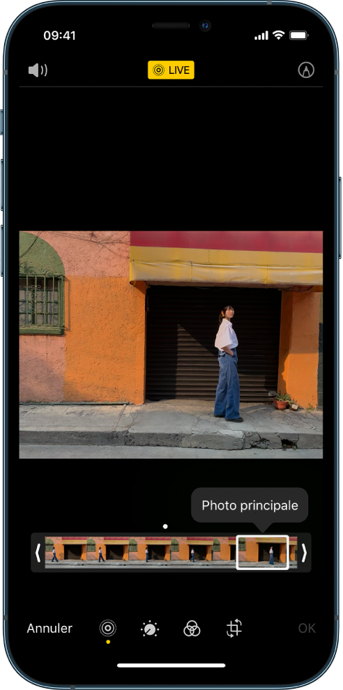Un écran Live Photo avec la Live Photo au centre. Le bouton Live se trouve en haut au milieu, et le bouton Son en haut à gauche. Le visualiseur d’image se trouve sous la photo avec le bouton « Photo principale » actif. Des deux côtés du visualiseur d’image se trouvent deux flèches vous permettant de raccourcir la Live Photo.