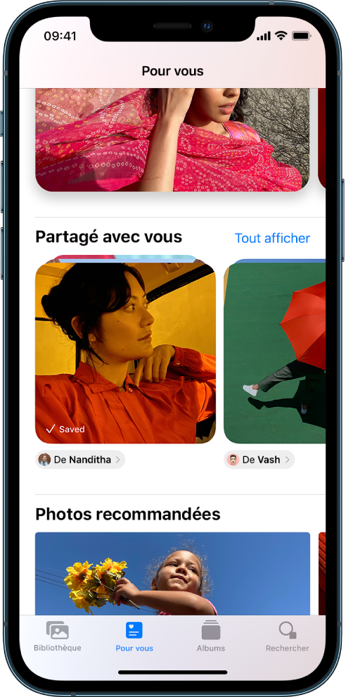 Dans l’app Photos, l’écran « Pour vous » affiche les collections de photos « Partagé avec vous ». Sous chaque collection se trouve le nom du contact qui a partagé les photos et un bouton permettant de répondre à ce contact.