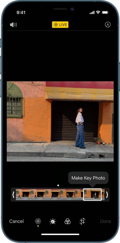 Una schermata di Live Photo con la Live Photo al centro. Il pulsante Live si trova in alto al centro e il pulsante Suono si trova in alto a sinistra. Sotto la foto è presente il visore fotogrammi con il pulsante “Foto principale” attivo. Alle estremità del visore fotogrammi sono presenti due frecce che ti permettono di regolare la lunghezza della Live Photo.
