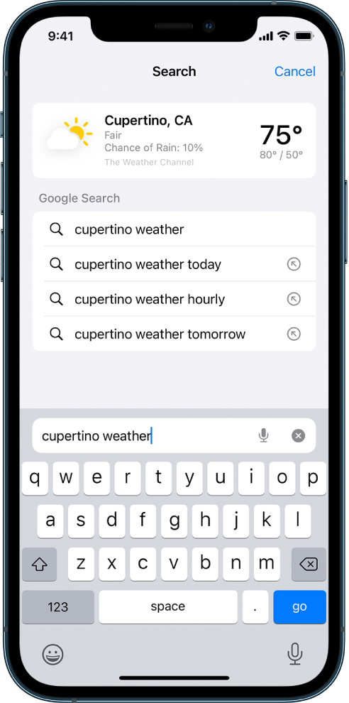 В нижней части экрана отображается поле поиска Safari, в котором введен текст «cupertino weather». В верхней части экрана показан результат из приложения «Погода»: текущая погода и температура в Купертино. Ниже показаны результаты Поиска Google. Справа от каждого результата расположена стрелка, ведущая на страницу конкретного результата поиска.
