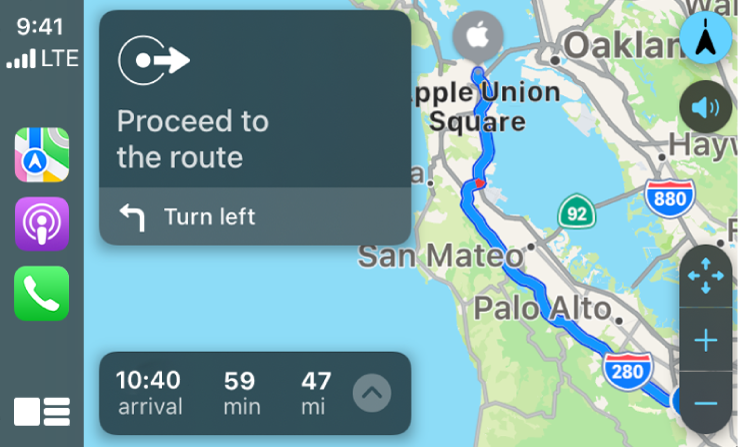 CarPlay 左側顯示「地圖」、Podcast 和「電話」圖像,右側顯示駕駛路線地圖,包含縮放控制器、轉向導航路線和預計抵達時間資訊。