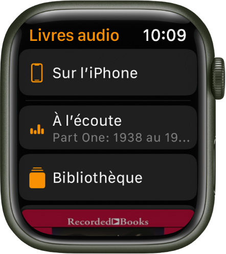 L’Apple Watch affichant l’écran « Livres audio » avec le bouton « Sur l’iPhone » en haut, les boutons « À l’écoute » et « Bibliothèque » en dessous et une partie de la couverture d’un livre audio en bas.