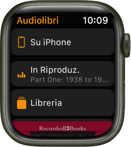 Apple Watch che mostra la schermata di Audiolibri con il pulsante “Su iPhone” in alto, il pulsante di riproduzione sotto e una parte della copertina di un audiolibro in basso.
