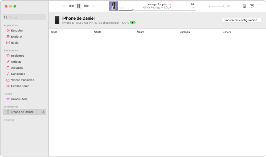 La ventana Música con un dispositivo (iPhone de Julie) en la barra lateral. El botón Sincronizar configuración en la esquina superior derecha abre el Finder.