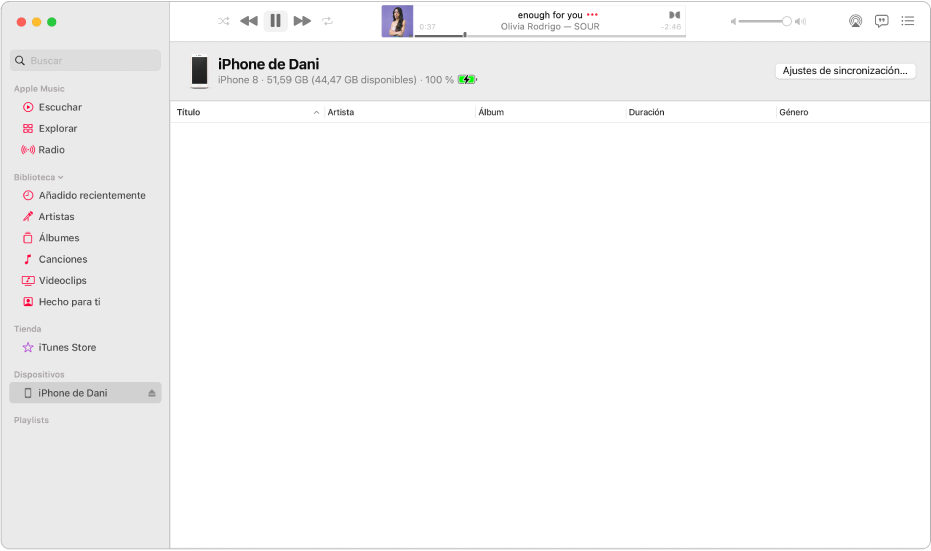 La ventana de Música con un dispositivo (el iPhone de Julia) en la barra lateral. El botón “Ajustes de sincronización” de la esquina superior derecha abre el Finder.