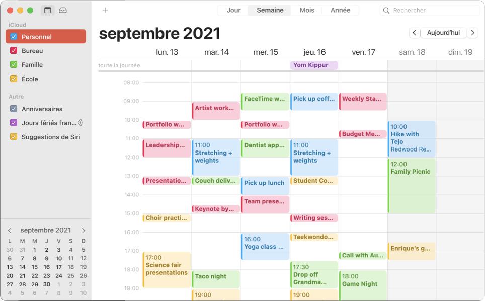 Une fenêtre de Calendrier en présentation par mois affichant dans la barre latérale des calendriers personnels, professionnels, familiaux et scolaires auxquels est appliqué un code couleur sous l’en-tête du compte iCloud.