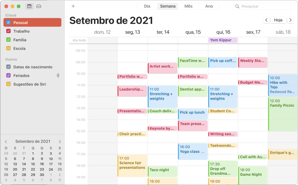 Uma janela do Calendário na vista de Mês a mostrar os calendários pessoal, profissional, familiar e escolar divididos por cores na barra lateral na secção da conta iCloud.