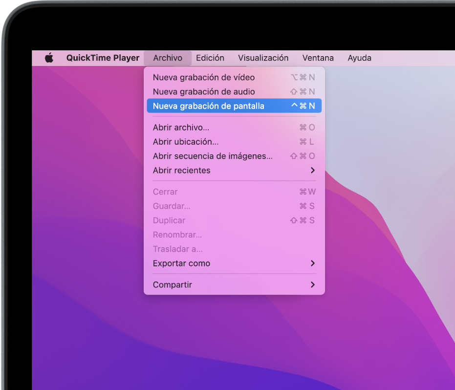En la app QuickTime Player, el menú Archivo está abierto y se elige el comando “Nueva grabación de pantalla” para empezar a grabar la pantalla.
