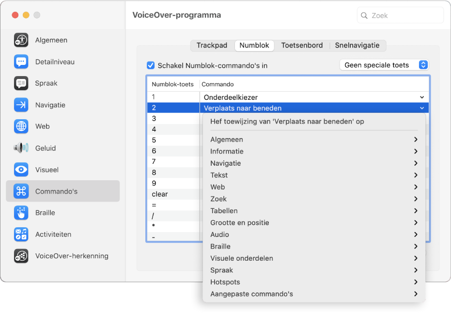 In het venster van VoiceOver-programma is te zien hoe de categorie 'Commando's' in de navigatiekolom is geselecteerd en rechts het paneel 'Numblok' is geselecteerd. Boven in het paneel 'Numblok' is het aankruisvak 'Schakel Numblok-commando's in' ingeschakeld. 'Geen speciale toets' is geselecteerd in het venstermenu voor speciale toetsen. Onder het aankruisvak en het venstermenu zie je een tabel met twee kolommen: 'Numblok-toets' en 'Commando'. De tweede rij is geselecteerd. Er staat '2' in de kolom 'Numblok-toets' en 'Verplaats naar beneden' in de kolom 'Commando'. In een venstermenu onder 'Verplaats naar beneden' zie je commandocategorieën, zoals 'Algemeen'. Bij elke categorie staat een pijl waarmee je de commando's kunt weergeven die je aan de huidige Numblok-toets kunt toewijzen.