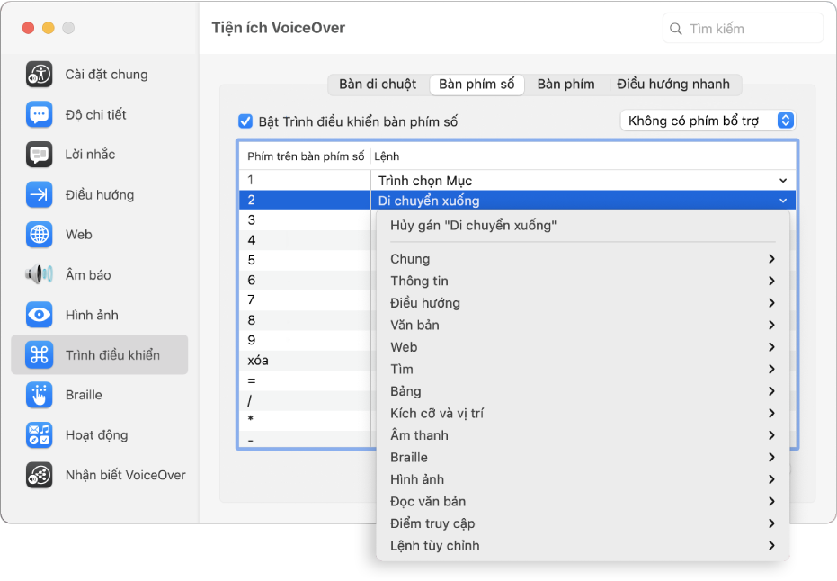 Cửa sổ Tiện ích VoiceOver đang hiển thị danh mục Trình điều khiển đã chọn trên thanh bên và khung Bàn phím số đã chọn ở bên phải. Ở đầu khung Bàn phím số, hộp kiểm Bật Trình điều khiển bàn phím số đã được chọn. Không có Phím bổ trợ nào được chọn từ menu bật lên Phím bổ trợ. Bên dưới hộp kiểm và menu bật lên là bảng có hai cột: Phím bàn phím số và Lệnh. Hàng thứ hai được chọn và chứa 2 trong cột Phím trên bàn phím số và Di chuyển xuống trong cột Lệnh. Menu bật lên bên dưới Di chuyển xuống hiển thị các danh mục lệnh, chẳng hạn như Lệnh chung; mỗi danh mục có một mũi tên để hiển thị các lệnh có thể được gán cho phím hiện tại trên Bàn phím số.