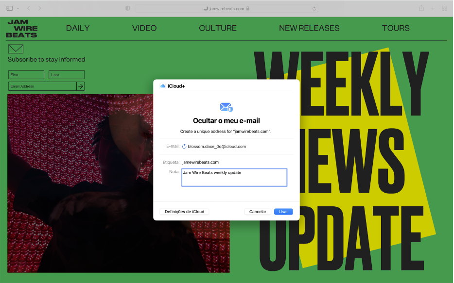 A janela do Safari com um site aberto e uma caixa de diálogo na qual um utilizador está a especificar um endereço de e‑mail privado para usar nesse site.