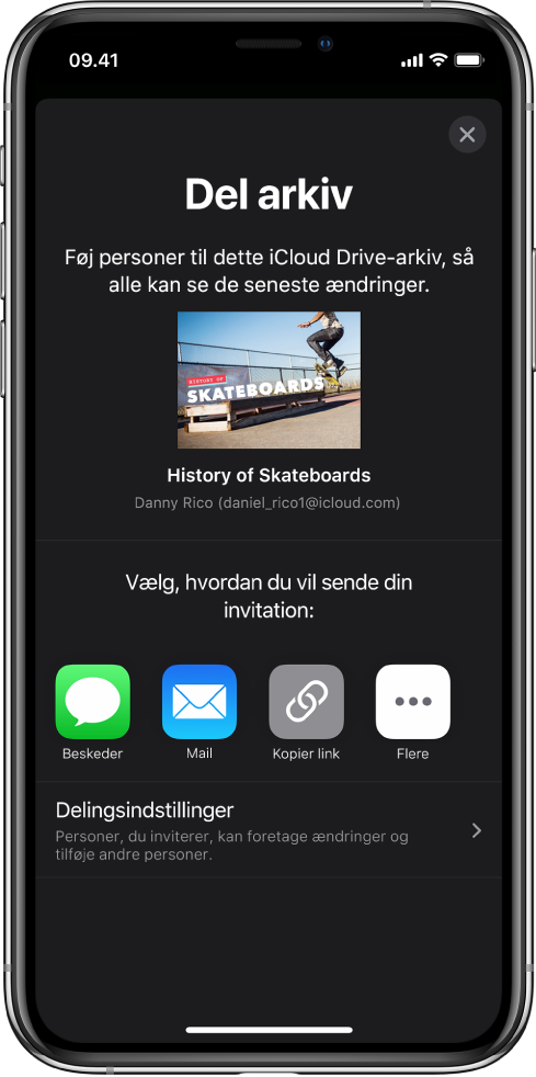 Skærmen Tilføj personer, der viser et billede af den præsentation, der skal deles. Derunder er der knapper for forskellige måder at sende invitationen på, herunder Beskeder og Mail, og mulighederne Kopier link og Mere. Nederst findes knappen Delingsindstillinger.
