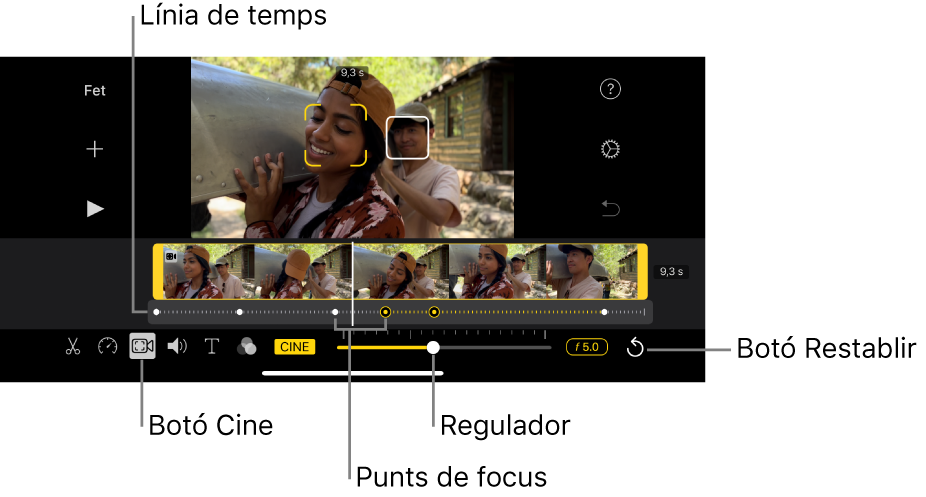 Un clip de vídeo en mode de cine al visor amb els claudàtors grocs al voltant de l'objecte enfocat i un quadre blanc al voltant de l'objecte que no està enfocat. La línia de temps mostra els punts de focus blancs i grocs.