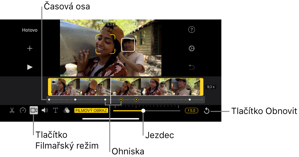 Prohlížeč s videoklipem ve filmovém režimu; aktuálně zaostřený objekt je označený žlutými hranatými závorkami a jiný nezaostřený objekt je v bílém rámečku. Na časové ose jsou vidět bílé a žluté body zaostření.