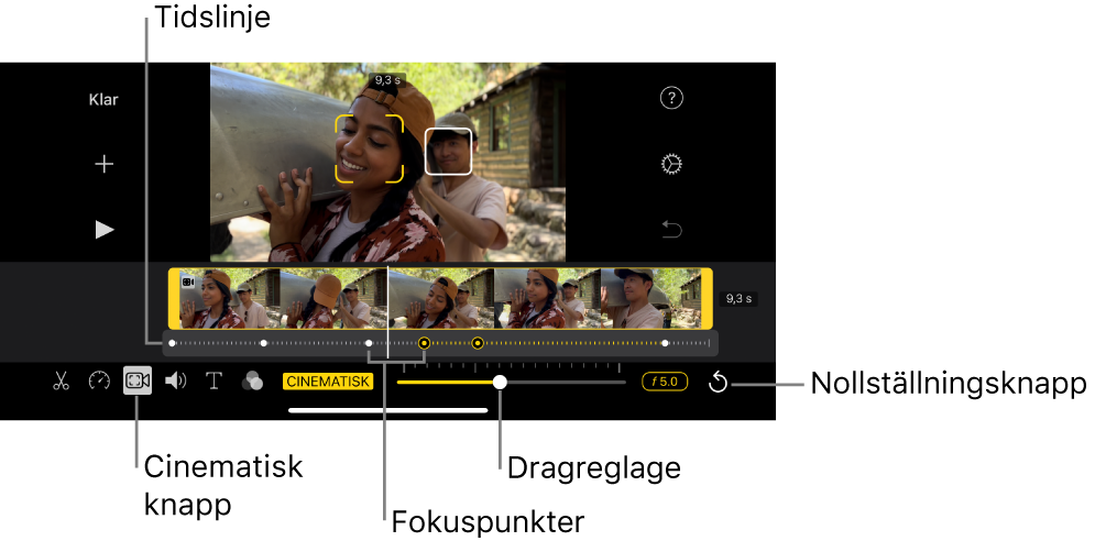 Ett videoklipp med cinematiskt läge i visningsfönstret med gula parenteser runt objektet som är i fokus för tillfället och en vit ruta runt ett objekt som inte är i fokus. Tidslinjen visar vita och gula fokuspunkter.