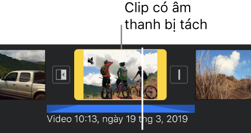 Clip video trong dòng thời gian với clip âm thanh màu lam được tách bên dưới.