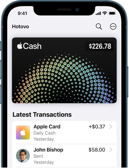 Karta Apple Cash v Peněžence s tlačítkem Více vpravo nahoře a s přehledem posledních transakcí pod kartou