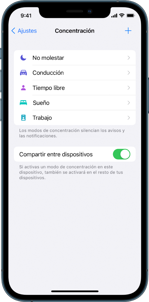 Pantalla con cinco opciones de concentración proporcionadas: “No molestar”, Conducción, “Tiempo libre”, Descanso y Trabajo. El botón “Compartir entre dispositivos” te permite usar los mismos ajustes de modos de concentración en todos los dispositivos Apple en los que hayas iniciado sesión con el mismo ID de Apple.