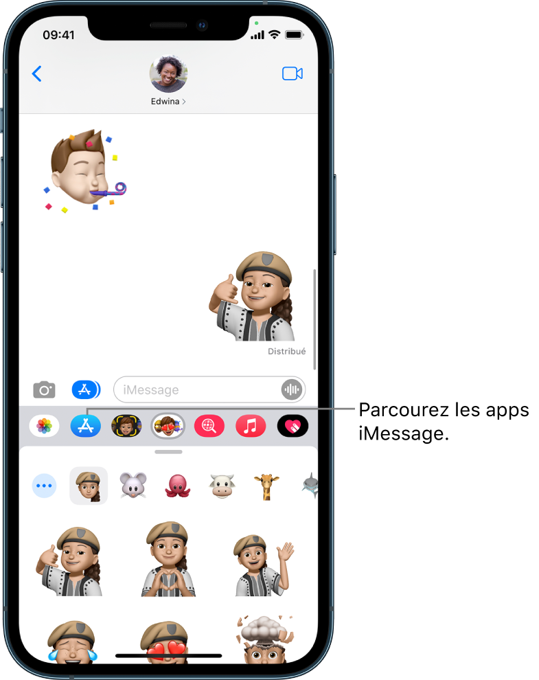 Une conversation Messages, avec le bouton Navigateur d’apps iMessage sélectionné. Le tiroir d’apps ouvert affiche des autocollants d’émoticônes.
