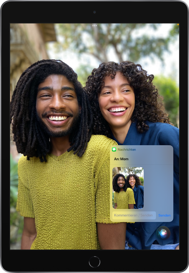 Die App „Fotos“ ist geöffnet und zeigt ein Foto von zwei Personen. Auf dem Foto befindet sich eine Nachricht, die an Mama gerichtet ist und dasselbe Foto enthält. Unten auf dem Bildschirm ist die Siri-Anzeige zu sehen.