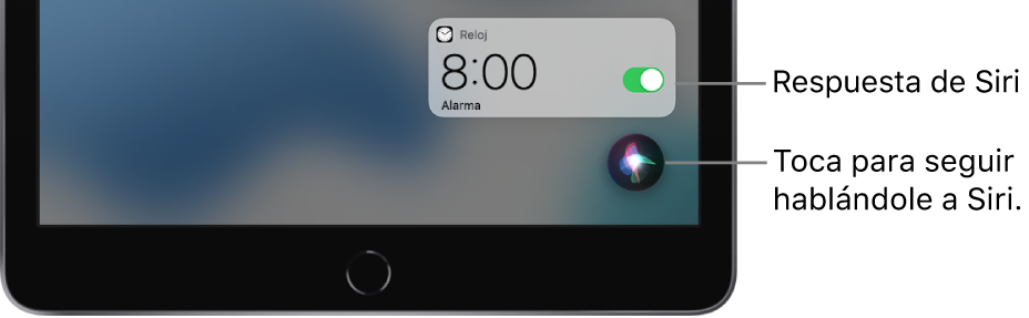 Siri en la pantalla de inicio. Una notificación de la app Reloj muestra que hay una alarma activada para las 8 de la mañana. En la parte inferior derecha de la pantalla hay un botón que se usa para seguir hablándole a Siri.